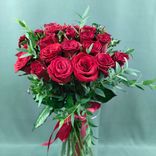 Фото флориста 1: Букет из 21 красной розы в зелени