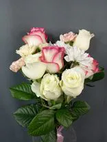 Фото флориста 2: Букет из роз, хризантем и гвоздик «Симфония роз»