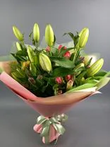 Фото флориста 1: Букет из лилий и альстромерий «Цветущая красота»