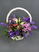 Фото флориста 1: Букет из хризантем, альстромерий, статицы «Женская корзина» (Букеты в корзинах)