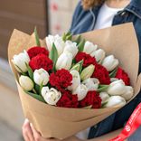 Маленькое фото 1: Букет из 19 белых тюльпанов и 8 красных гвоздик в крафте. Сервис доставки цветов AzaliaNow