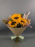 Фото флориста 6: Подсолнухи с лимониумом в джутовой сетке (3 цветка)