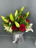 Фото флориста 2: Букет из роз и лилий «Цветочный дуэт экстра»