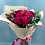 Фото флориста 3: Букет из 11 красных роз в крафте «Кения»