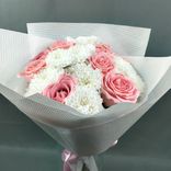 Фото флориста 1: Букет «Нежный аккорд» из белых кустовых хризантем и розовых роз