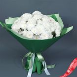 Маленькое фото 1: Букет из 15 белых кустовых хризантем «Алтай», в зеленой пленке с лентами