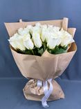 Фото флориста 1: Акция! Букет из 25 белых роз в крафте