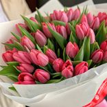 Маленькое фото 2: Букет из 30 розовых тюльпанов в белой бумаге с лентой. Сервис доставки цветов AzaliaNow