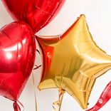 Маленькое фото 3: Композиция из 3 шаров с гелием, 2 красных сердца и 1 золотая звезда