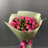 Фото флориста 4: Букет «Императрица» из 11 розовых кустовых роз Кения в пленке с лентой