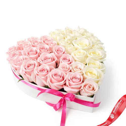 Букет из 17 розовых и 18 белых роз в коробке в форме сердца