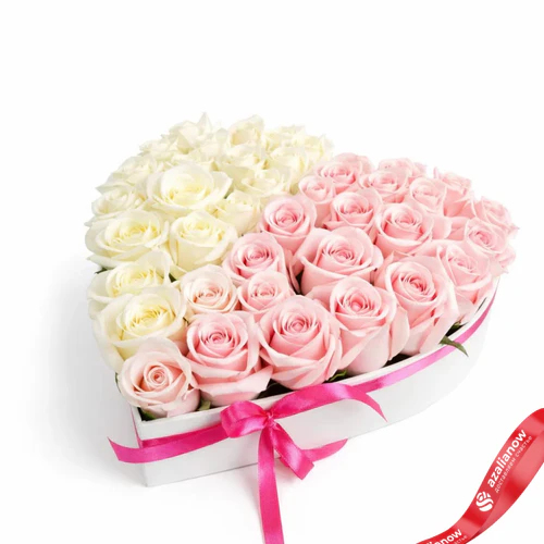 Фото 2: Букет из 17 розовых и 18 белых роз в коробке в форме сердца