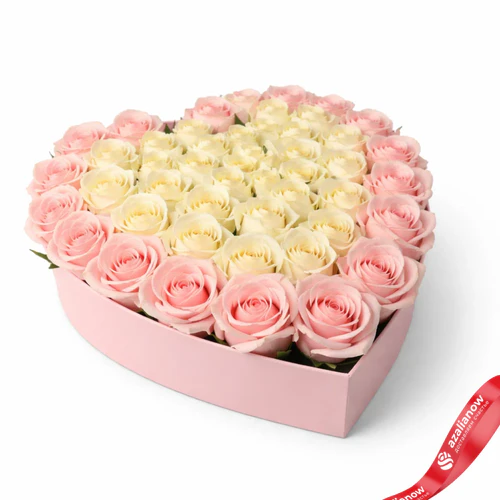 Букет из 22 розовых и 23 белых роз в коробке в форме сердца