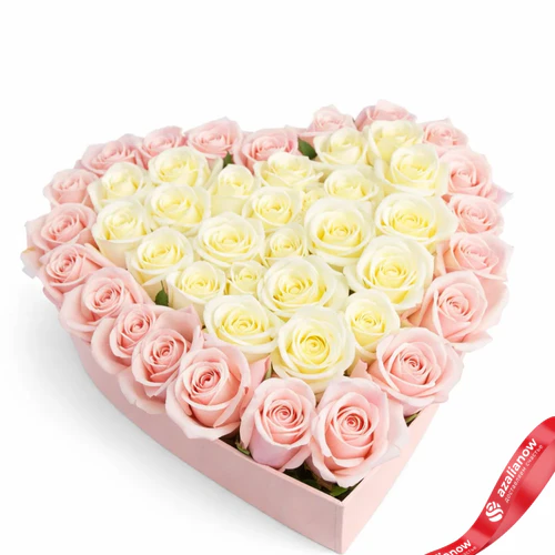 Фото 2: Букет из 22 розовых и 23 белых роз в коробке в форме сердца