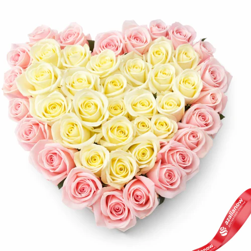 Фото 3: Букет из 22 розовых и 23 белых роз в коробке в форме сердца