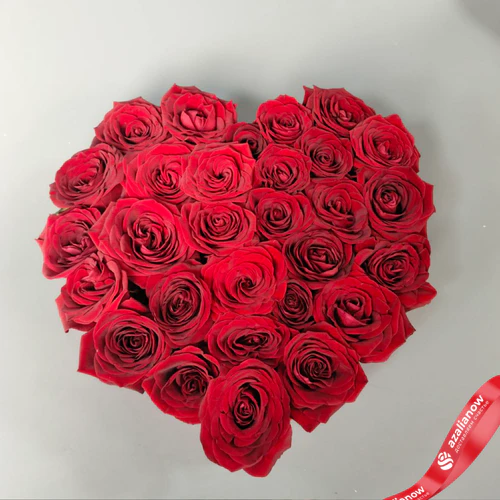 Букет из 25 роз в коробке‑сердце (цвет роз и коробки на выбор: красный/розовый/белый)