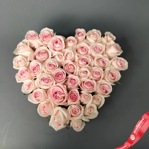 Букет из 35 роз в коробке‑сердце (цвет роз и коробки на выбор: красный/розовый/белый)