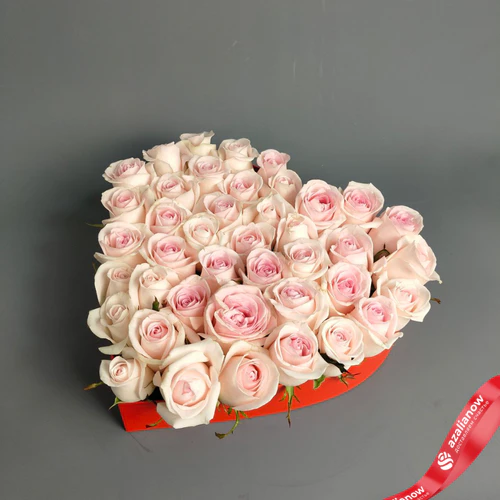 Фото 4: Букет из 35 роз в коробке‑сердце (цвет роз и коробки на выбор: красный/розовый/белый)