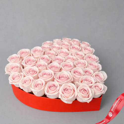 Фото 3: Букет из 35 роз в коробке‑сердце (цвет роз и коробки на выбор: красный/розовый/белый)