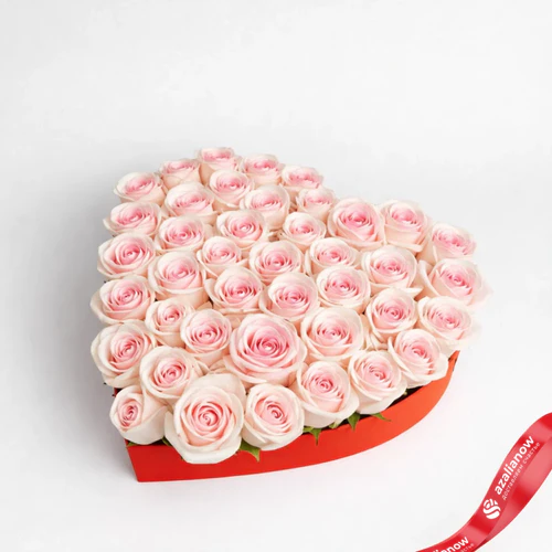 Букет из 35 роз в коробке‑сердце (цвет роз и коробки на выбор: красный/розовый/белый)