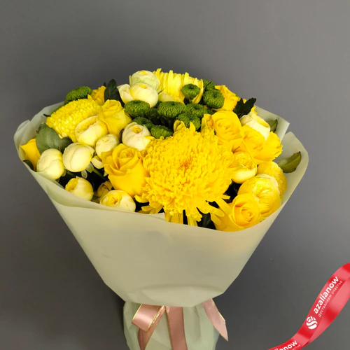 Букет «Золотая симфония» из желтых хризантем, зеленых делигрин (Deligreen), кустовых и одноголовых роз