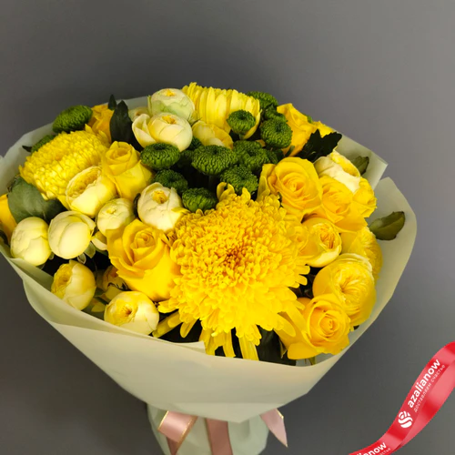 Фото 2: Букет «Золотая симфония» из желтых хризантем, зеленых делигрин (Deligreen), кустовых и одноголовых роз
