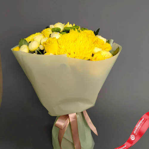 Фото 3: Букет «Золотая симфония» из желтых хризантем, зеленых делигрин (Deligreen), кустовых и одноголовых роз