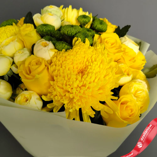 Фото 5: Букет «Золотая симфония» из желтых хризантем, зеленых делигрин (Deligreen), кустовых и одноголовых роз