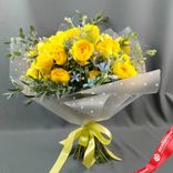 Маленькое фото 1: Буфет «Золотой лучик» из 10 жёлтых кустовых роз и 10 голубых оксипеталумов