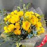 Маленькое фото 3: Буфет «Золотой лучик» из 10 жёлтых кустовых роз и 10 голубых оксипеталумов