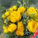 Маленькое фото 4: Буфет «Золотой лучик» из 10 жёлтых кустовых роз и 10 голубых оксипеталумов