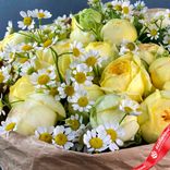 Маленькое фото 5: Букет из 21 желтой пионовидной розы и танацентума в крафте с лентой