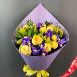 Маленькое фото 1: Букет из 9 пионовидных роз, 5 ирисов и 3 альстромерий в сиреневой пленке