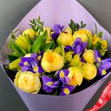 Маленькое фото 3: Букет из 9 пионовидных роз, 5 ирисов и 3 альстромерий в сиреневой пленке