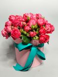 Фото флориста 4: Букет из 9 кустовых пионовидных розовых роз в шляпной коробке