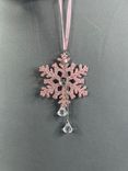 Фото флориста 1: Украшение подвесное «Снежинка с глиттером и стразами» (пластик), 17,5х10см, розовый