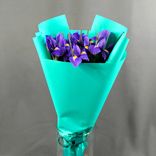 Фото флориста 1: Букет из 15 синих ирисов в зеленой пленке
