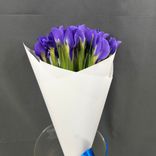 Фото флориста 1: Букет из 15 синих ирисов в белой бумаге «Из чего же, из чего же»