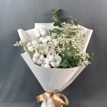Фото флориста 1: Букет из гипсофил, эвкалипта и хлопка в белой бумаге