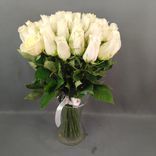 Фото флориста 1: Букет из 31 белой розы с лентой, 50 см, Россия