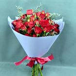 Фото флориста 2: Букет «Триумф» из 11 красных кустовых роз Кения в пленке с лентой