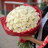 Маленькое фото 1: Букет из 51 белой розы в красной пленке, 50 см, Россия. Сервис доставки цветов AzaliaNow