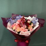 Фото флориста 1: Букет из роз, гвоздик, альстромерий «В твоих объятиях»