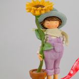 Маленькое фото 2: Сувенир «Мальчик с подсолнухом» (полирезин), H21x10х7см, сиреневый