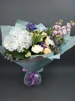 Фото флориста 1: Букет из роз, гвоздик, маттиолы, гортензии «Лагуна»