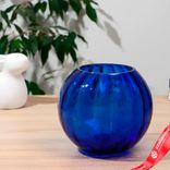 Маленькое фото 2: Ваза «Шар», риф., из синего стекла (без декора), h=16×18 см, d=10 см. Сервис доставки цветов AzaliaNow