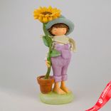 Маленькое фото 1: Сувенир «Мальчик с подсолнухом» (полирезин), H21x10х7см, сиреневый