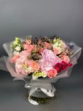 Фото флориста 4: Букет «Гармония» из роз, астранций, гортензий и лизиантуса