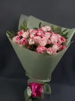 Фото флориста 6: Букет «Императрица» из 11 розовых кустовых роз Кения в пленке с лентой