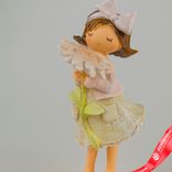 Маленькое фото 2: Сувенир «Девочка с ромашкой» (полирезин), H19,5x8х8,5см, розовый